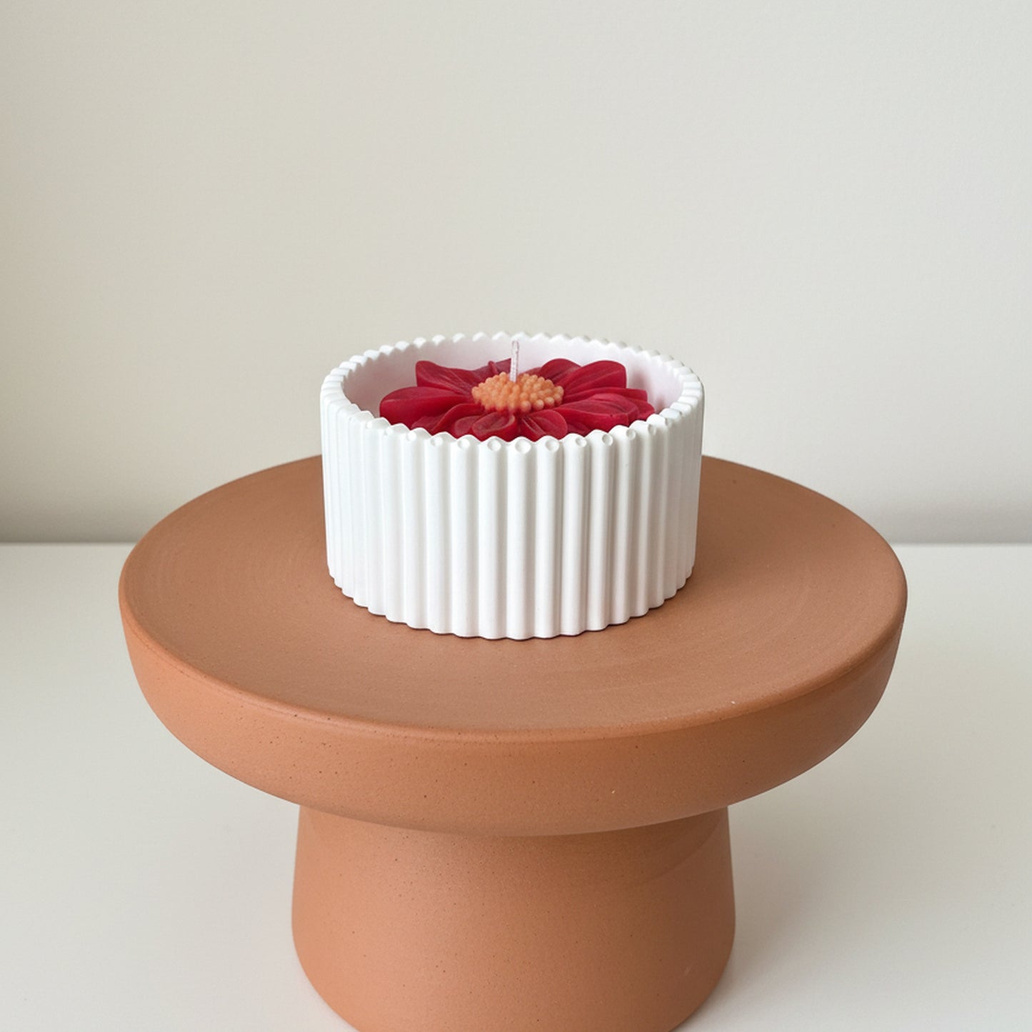 White Magnolia – Petite Candle (Red Daisy)