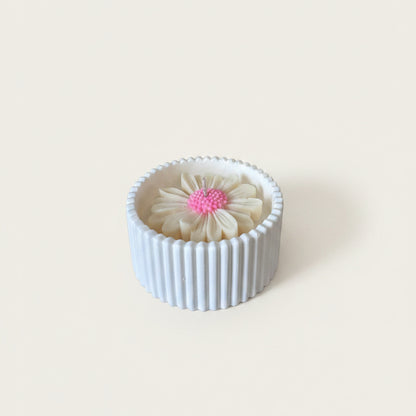 White Magnolia – Petite Candle (White Daisy)