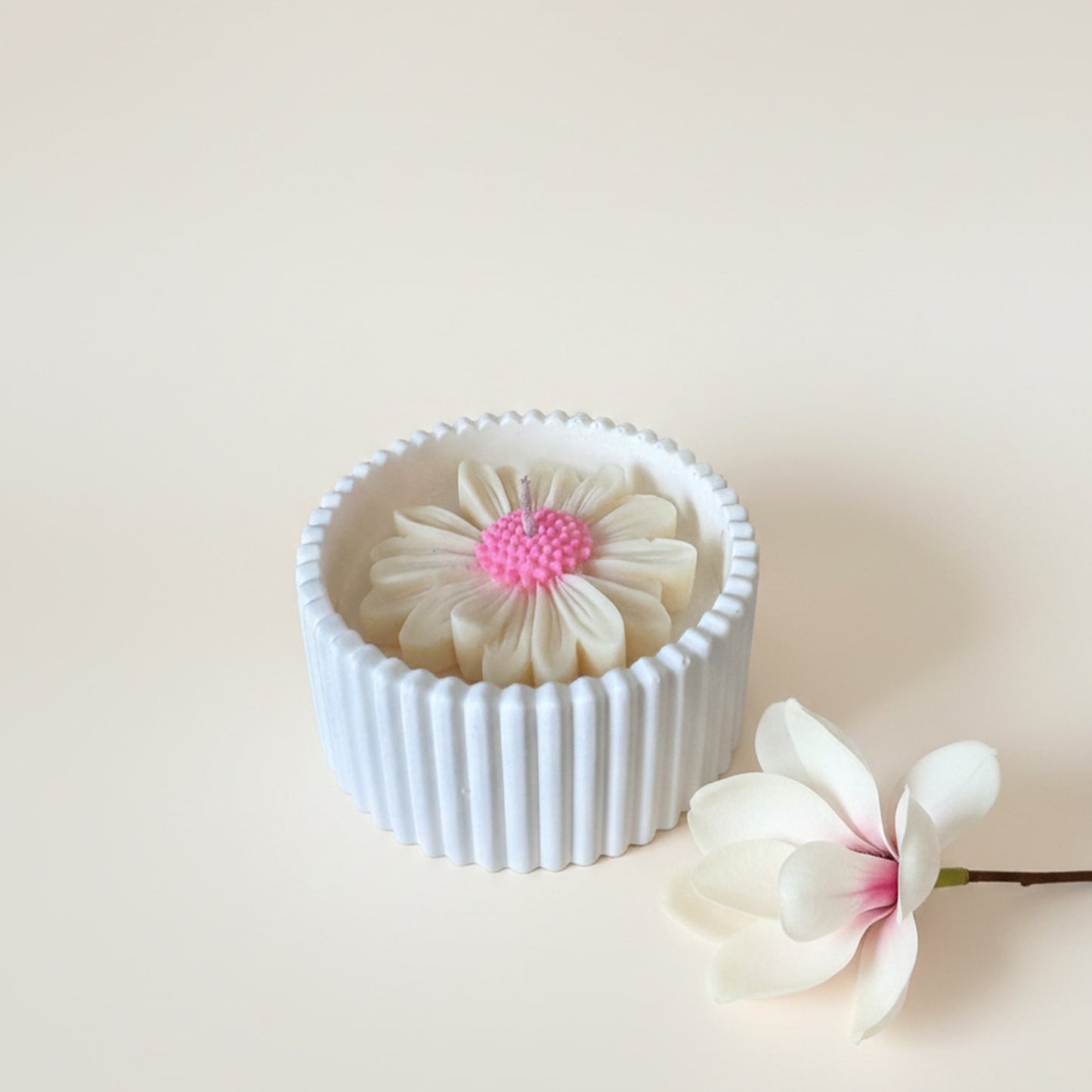 White Magnolia – Petite Candle (White Daisy)