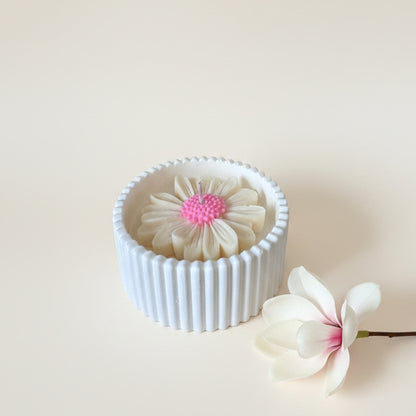 White Magnolia – Petite Candle (White Daisy)