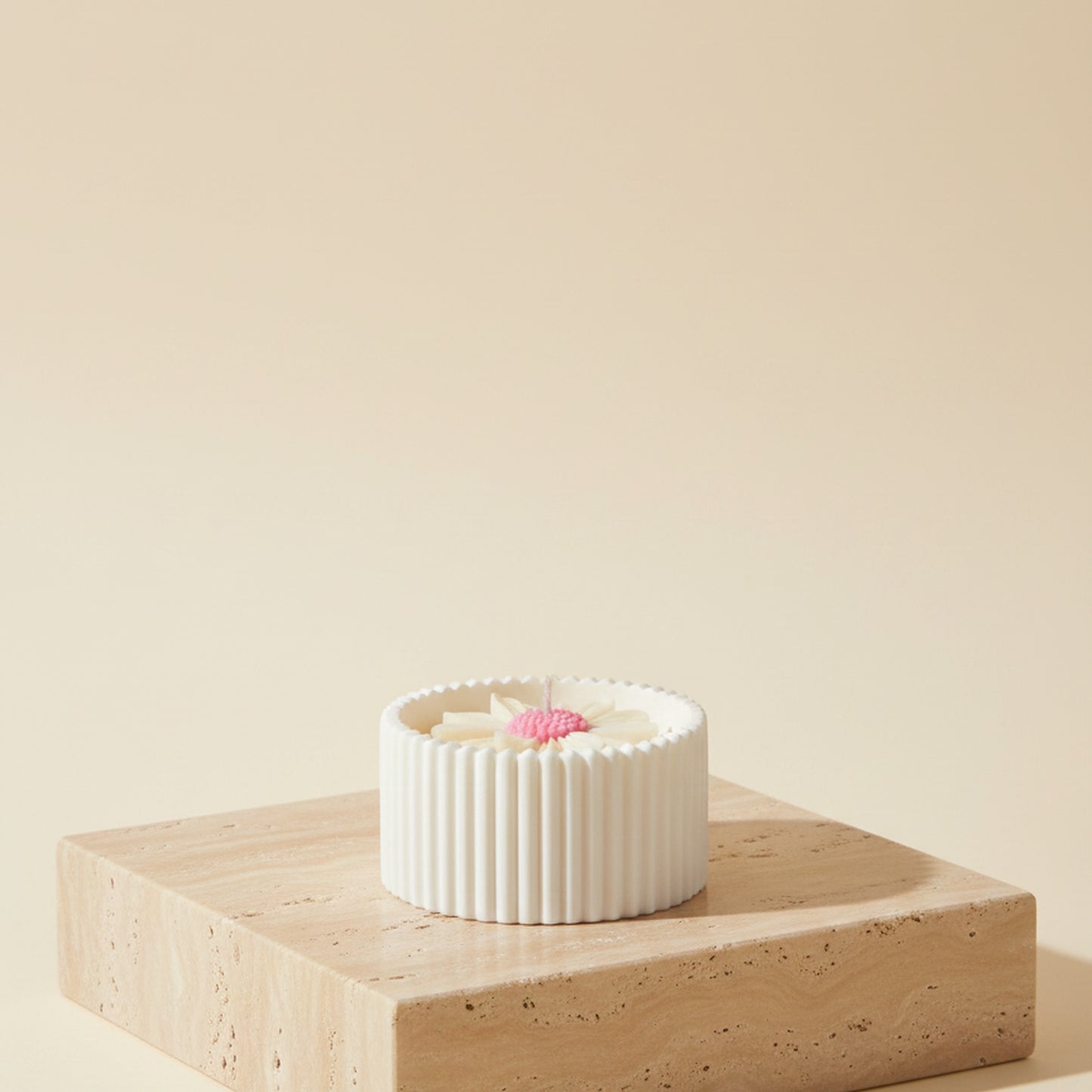 White Magnolia – Petite Candle (White Daisy)