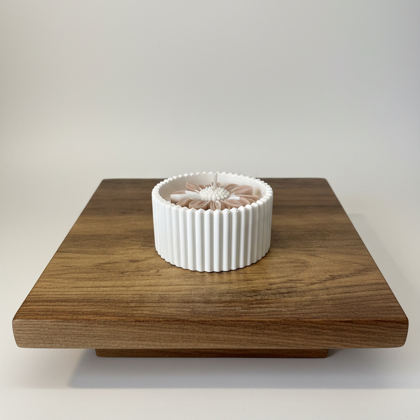 Sandalwood Ember – Petite Candle (Brown Daisy)