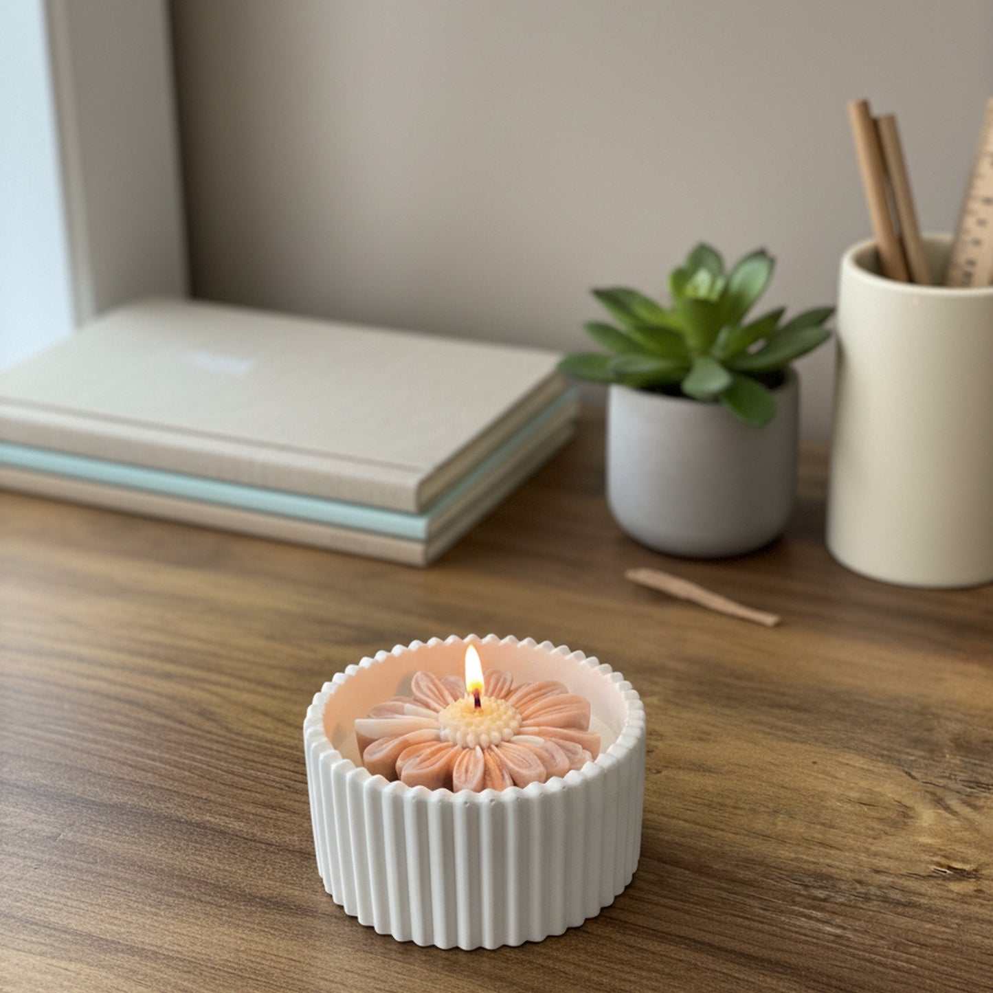 Sandalwood Ember – Petite Candle (Brown Daisy)