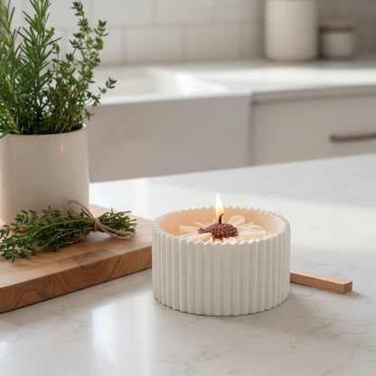 Sandalwood Ember – Petite Candle (White Daisy)