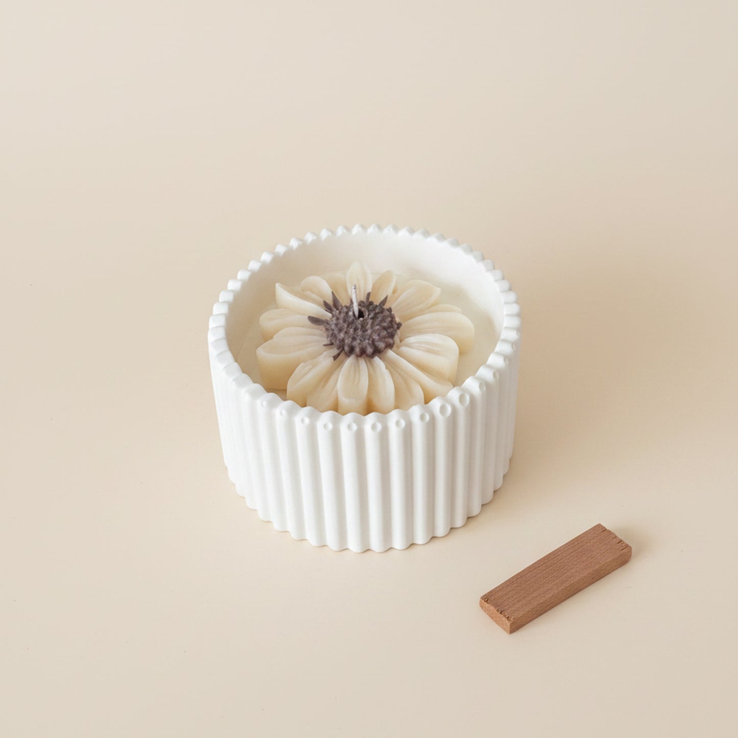 Sandalwood Ember – Petite Candle (White Daisy)