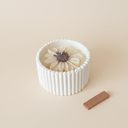 Sandalwood Ember – Petite Candle (White Daisy)
