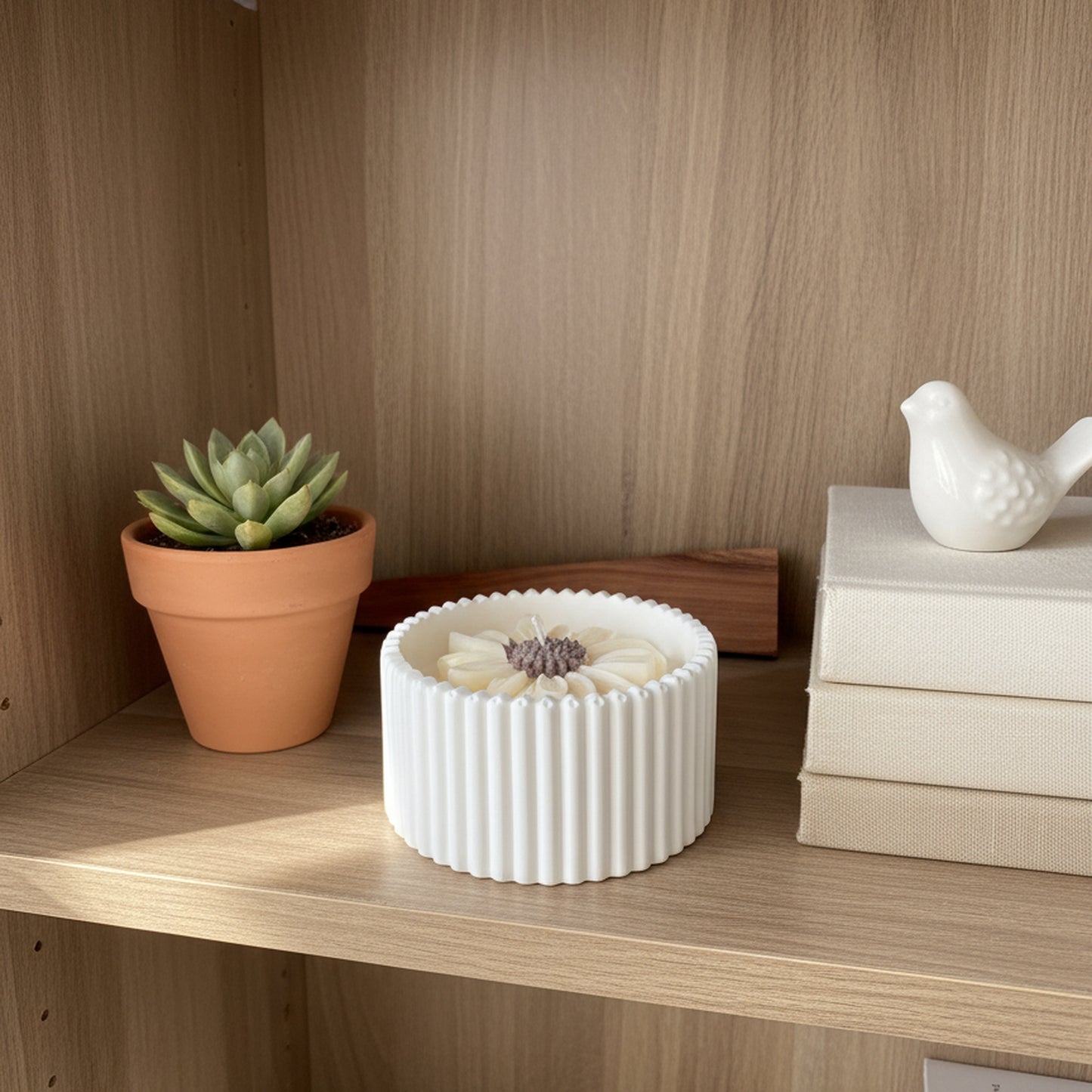 Sandalwood Ember – Petite Candle (White Daisy)